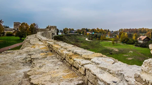 Fortaleza y valla en Izborsk — Foto de Stock