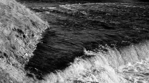 Волны на синей реке — стоковое фото