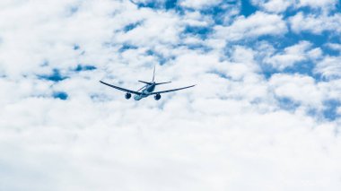 yolcu uçağı bulutlardan tırmanıyor