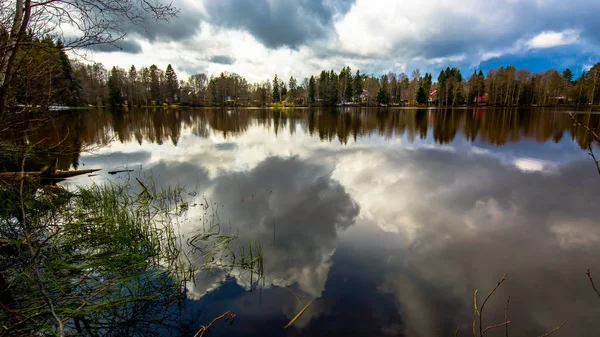 Reflectie op het meer — Stockfoto