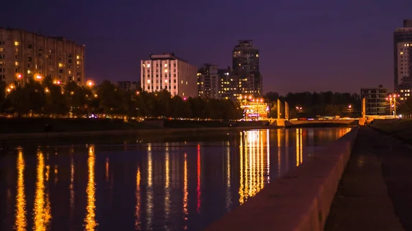 Reflectie nacht stad — Stockfoto