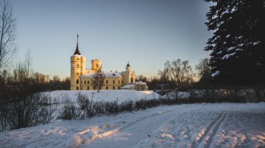 Pavlovsk, St. Petersburg, Rusya Federasyonu - 21 Şubat 2018: bir bahar günü BIP kalede görünümüne. Kale inşa edilmiş 1795-1797 İmparator Paul için ben ve 2011 yılında özel butik otel olarak restore edildi