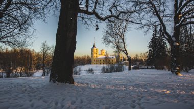 Pavlovsk, St. Petersburg, Rusya Federasyonu - 21 Şubat 2018: bir bahar günü BIP kalede görünümüne. Kale inşa edilmiş 1795-1797 İmparator Paul için ben ve 2011 yılında özel butik otel olarak restore edildi