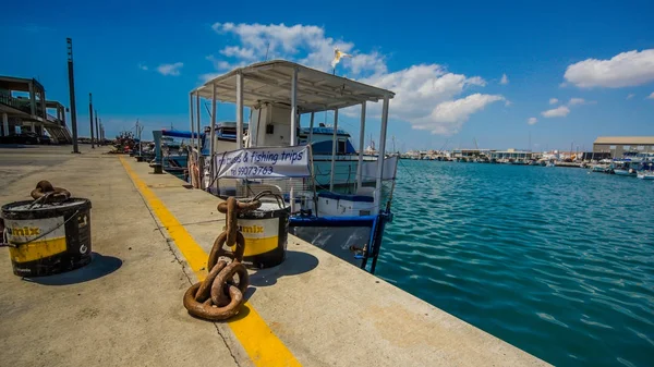 Los Viejos Barcos Pesca Están Agitando Las Olas Astillero Limassol —  Fotos de Stock