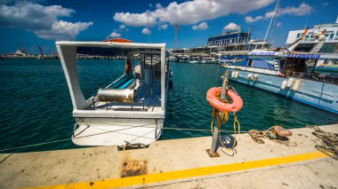 Eski balıkçı tekneleri dalgalar üzerinde sallıyorlar. Limasol, Kıbrıs, tersane Ağustos 2017