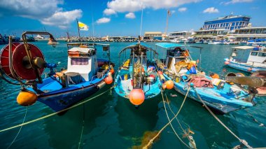 Eski balıkçı tekneleri dalgalar üzerinde sallıyorlar. Limasol, Kıbrıs, tersane Ağustos 2017
