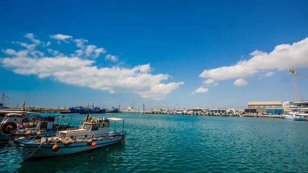 Los Viejos Barcos Pesca Están Agitando Las Olas Astillero Limassol —  Fotos de Stock