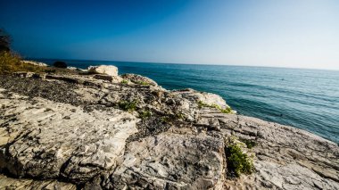 denizin üzerinde Beyaz kayalıklar