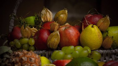 sepet içinde tropikal meyveler