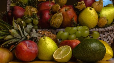 sepet içinde tropikal meyveler