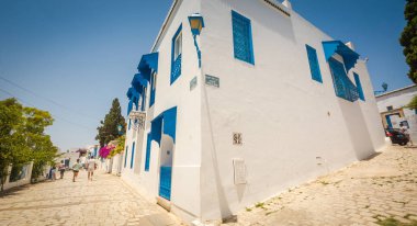 Geleneksel eski boyanmış kapı tarihi bir bölgede ya da Medine, Tunus 'ta. Müslüman mimarisinin renkli desenli görüntüsü, Hammamet Tunus, 22.06.2019