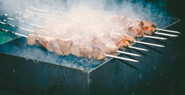 Kazıktaki ızgarada soğanlı et şişi. 