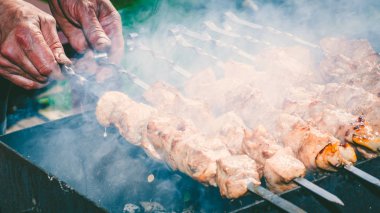 Kazıktaki ızgarada soğanlı et şişi. 