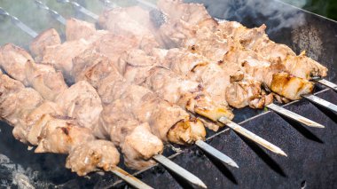 Kazıktaki ızgarada soğanlı et şişi. 