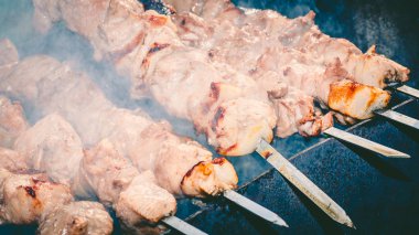 Kazıktaki ızgarada soğanlı et şişi. 