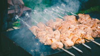 Kazıktaki ızgarada soğanlı et şişi. 