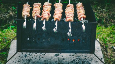 Kazıktaki ızgarada soğanlı et şişi. 