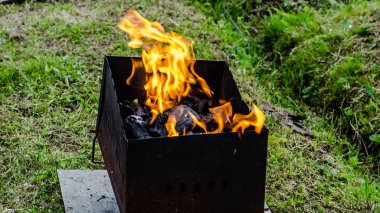 Boş Barbekü Parlak Ateş Alevli Kömür Izgarası