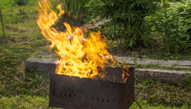 Boş Barbekü Parlak Ateş Alevli Kömür Izgarası