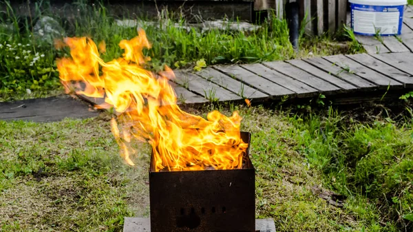 Пустой Барбекю Пламенный Уголь Гриль Ярким Пламенем Огня Стоковое Фото