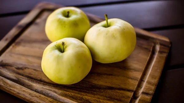 Drei Grüne Gesunde Bio Äpfel Auf Holzbrett — Stockfoto