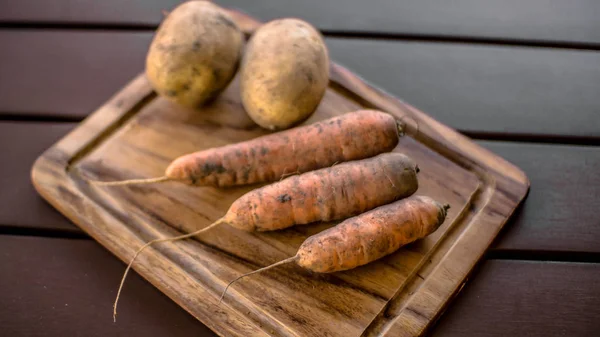 Potatoes Carrots Wooden Board Brown Table Background — Stock Photo, Image