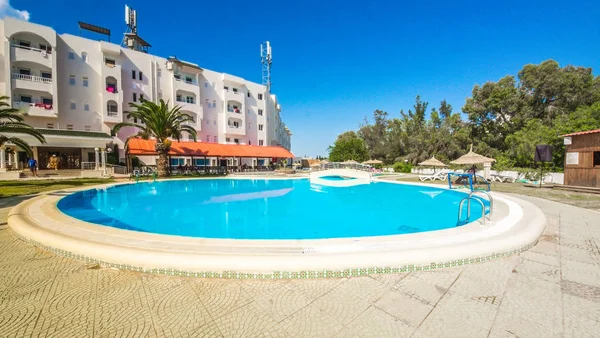 Outdoor Big Blue Hermosa Piscina Limpia Hotel Con Sombrillas Ciudad — Foto de Stock