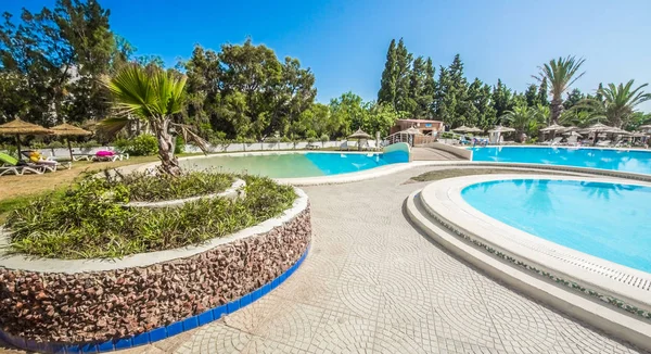 Outdoor Big Blue Hermosa Piscina Limpia Hotel Con Sombrillas Ciudad — Foto de Stock