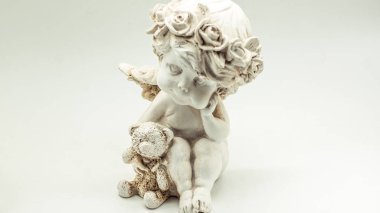 Beyaz arka planda kanatları olan melek.