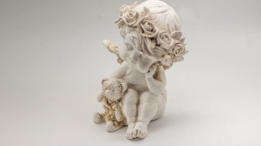 Beyaz arka planda kanatları olan melek.