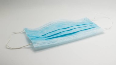 Tıbbi maske beyaz arka planda, Corona koruması, kırpma yolu ile izole edilmiş.