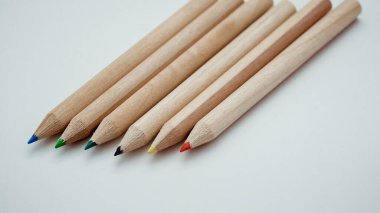 Açık kahverengi karton kutuda çok renkli kalemler