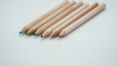 Açık kahverengi karton kutuda çok renkli kalemler