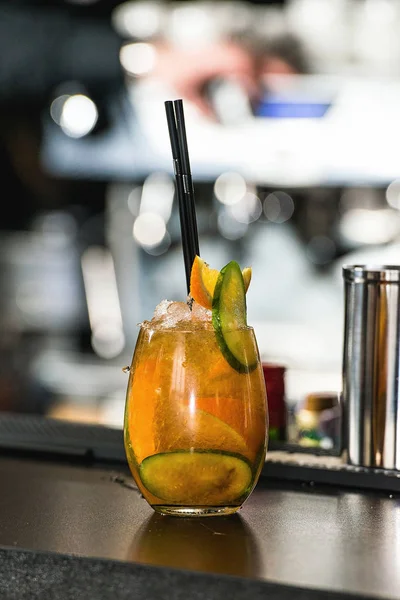 Bir bar izole salatalık ile kokteyl serinletici arka plan — Stok fotoğraf
