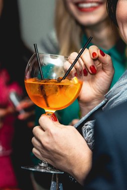 Turuncu margareta taze kokteyl bir tablo içinde bar