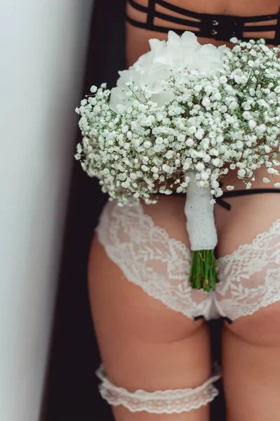 Γαμήλια ανθοδέσμη από λευκά γυψοφύλλι και Ορτανσία στην πλάτη γυμνή νύφη — Φωτογραφία Αρχείου