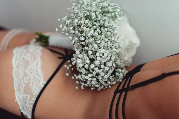 Bouquet da sposa di gypsophila bianca e ortensia sulla nuda sposa indietro — Foto Stock