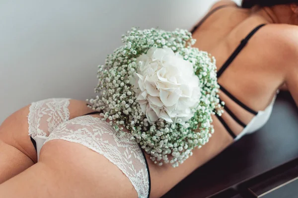 Bröllop bukett vit gypsophila och hortensia på naken brud baksidan — Stockfoto