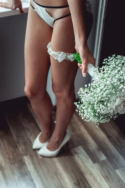 Γαμήλια ανθοδέσμη λευκό γυψοφύλλι και Ορτανσία σε ένα χέρι του γυμνή νύφη — Φωτογραφία Αρχείου