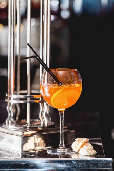 Narancssárga Margaréta asztalon friss koktélt a bárban — Stock Fotó