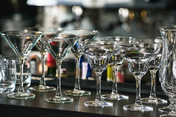 Brillen voor een margarita, martini, grog en likeur op een balk aan r — Stockfoto