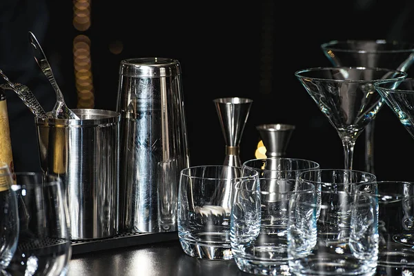 Brillen voor een margarita, martini, grog en likeur op een balk restaurant, tegen de bar bar muur achtergrond. — Stockfoto