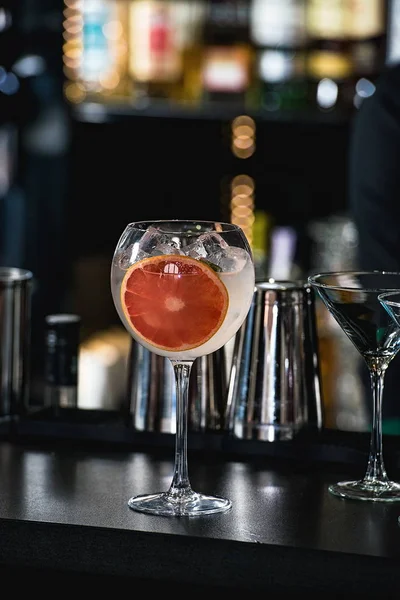 Refrescante coquetel vermelho rubi com fruta de uva isolada em um fundo bar — Fotografia de Stock