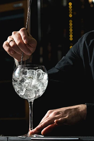 Barman refrigerando vidro Cocktail — Fotografia de Stock