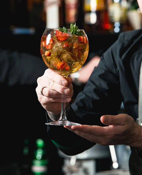 Бармен делает освежающий коктейль с клубникой изолированы на фоне бара — стоковое фото