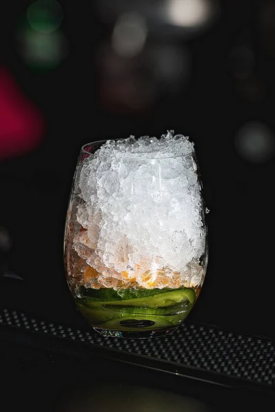 Laranja margareta Cocktail fresco em uma mesa no bar — Fotografia de Stock