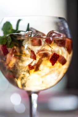 bir bar izole çilek ile kokteyl serinletici arka plan