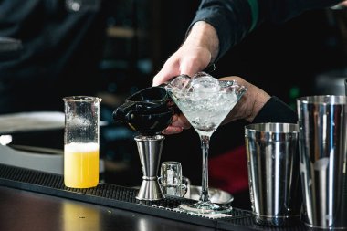 Barmen bir bar dinlendirici kokteyl yapmak arka plan