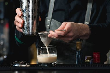 Barmen bir bar dinlendirici kokteyl yapmak arka plan