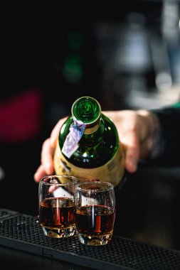 Barmen dökme sert havasına ayrıntılı olarak gözlük